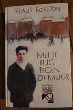 Met je rug tegen de muur - Klaus Kordon, Ophalen of Verzenden, Gelezen, Klaus Kordon, Nederland