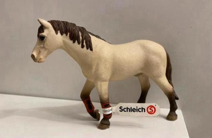 Schleich Manegepaard met Beenbeschermers met Vaan ~ 13706, Verzamelen, Dierenverzamelingen, Zo goed als nieuw, Beeldje of Figuurtje