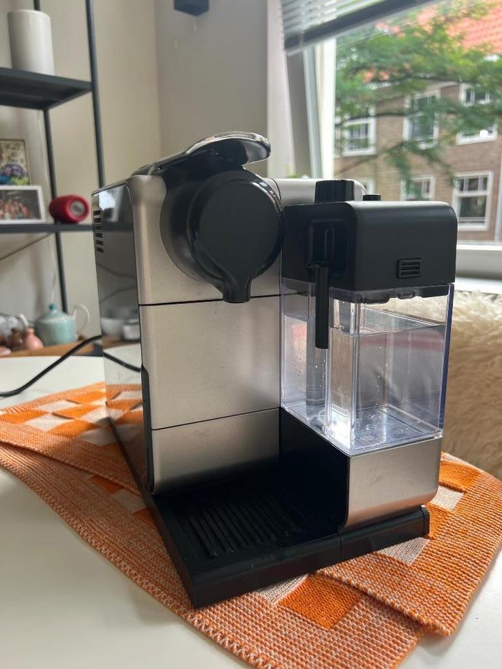 nespresso de'longhi lattissima touch, Witgoed en Apparatuur, Koffiezetapparaten, Zo goed als nieuw, Koffiepads en cups, Koffiemachine