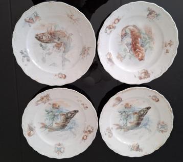 Vier handbeschilderde Limoges porseleinen visborden beschikbaar voor biedingen