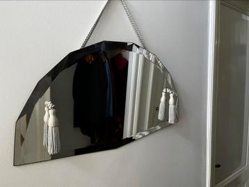 Hangende spiegel met kwastjes beschikbaar voor biedingen