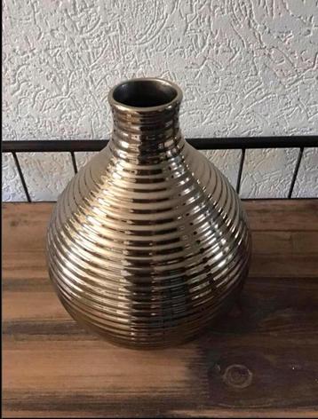 Zilverkleurige vaas beschikbaar voor biedingen