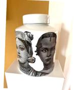 style van Fornasetti pot keramiek afbeeldingen CHCS, Overige materialen, Overige kleuren, Nieuw, Ophalen of Verzenden