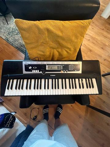 Yahama keyboard ypt210 beschikbaar voor biedingen