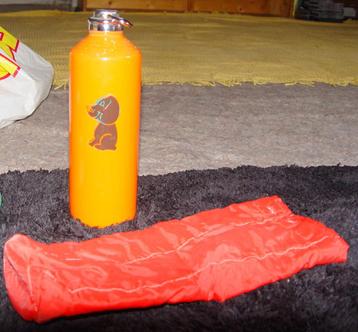 Oranje jaren 70 kruik met hoes en/of etui. beschikbaar voor biedingen