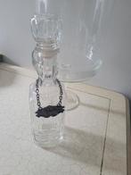 Vintage glazen karaf met metalen label