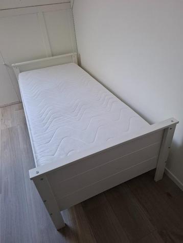 Eenpersoons bed met matras en lattenbodem beschikbaar voor biedingen