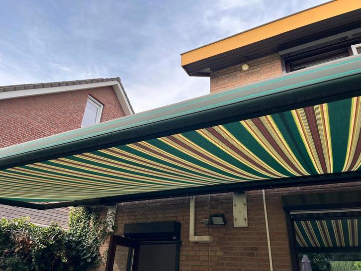 Elektrisch Zonnescherm  6meter  bij 3meter - Overcompleet, Tuin en Terras, Zonneschermen, Gebruikt, Knikarmscherm, 150 tot 300 cm