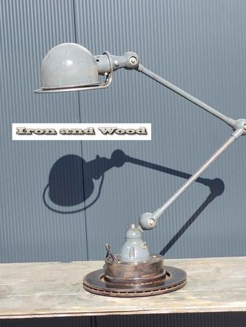 Oude grijze vintage Franse Jielde lamp - 2 armen beschikbaar voor biedingen