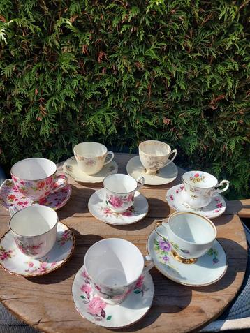 Vintage Theekopjes en Schotels Set beschikbaar voor biedingen