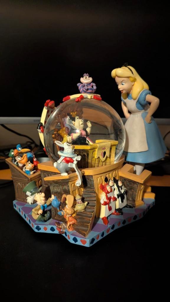 Rare Alice in Wonderland Snow Globe Snow Globe Music Box, Verzamelen, Disney, Zo goed als nieuw, Beeldje of Figuurtje, Overige figuren