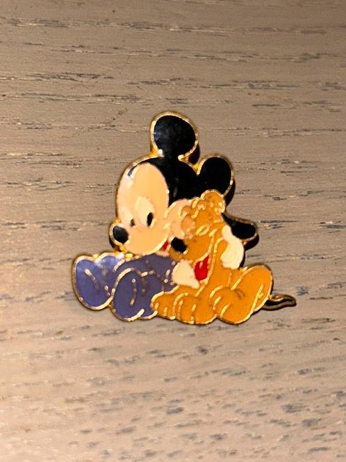 Baby pluto en mickey mouse, Verzamelen, Speldjes, Pins en Buttons, Zo goed als nieuw, Speldje of Pin, Overige onderwerpen, Ophalen of Verzenden