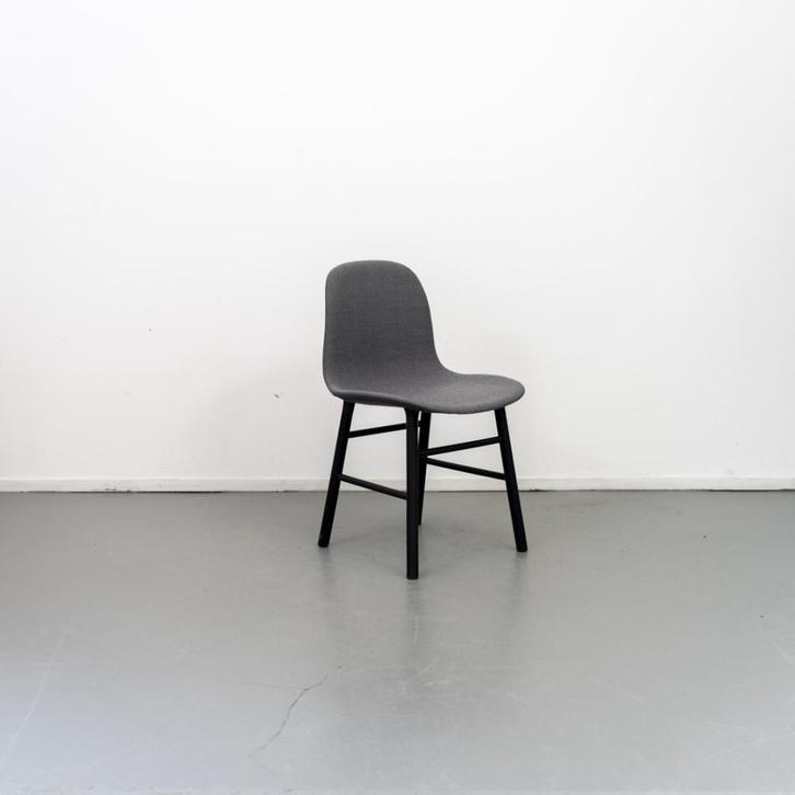 4 Normann Copenhagen Form stoel Zwart onderstel Eiken Nieuw, Huis en Inrichting, Stoelen, Nieuw, Vier, Hout, Kunststof, Wit, Ophalen of Verzenden
