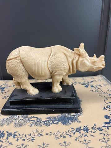Vintage Neushoorn beeld beschikbaar voor biedingen