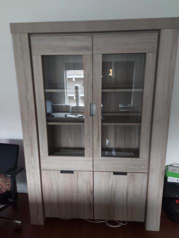 Set meubels, vitrinekast, eettafel, dressoir, tv-kast, etc. beschikbaar voor biedingen