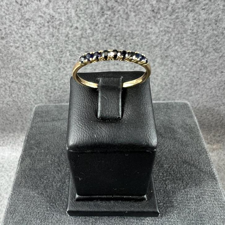 Gouden Ring | 14k | 1,9g | rijring 9x saffier | 19,5| 394958, Sieraden, Tassen en Uiterlijk, Ringen, Gebruikt, Dame, 17 tot 18