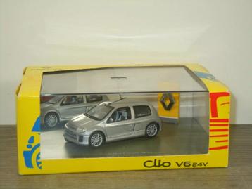 Renault Clio Sport V6 Presentation - Universal Hobbies 1:43 beschikbaar voor biedingen