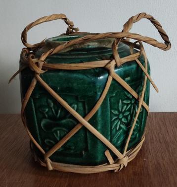 Gemberpot omhult met riet beschikbaar voor biedingen