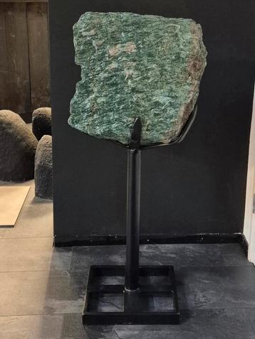 fuchsiet op standaard  98x43x31 cm 63,6 kilo beschikbaar voor biedingen