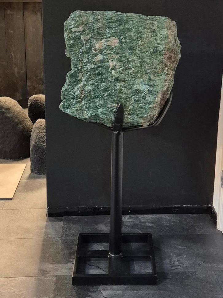 fuchsiet op standaard  98x43x31 cm 63,6 kilo, Verzamelen, Mineralen en Fossielen, Mineraal, Ophalen of Verzenden