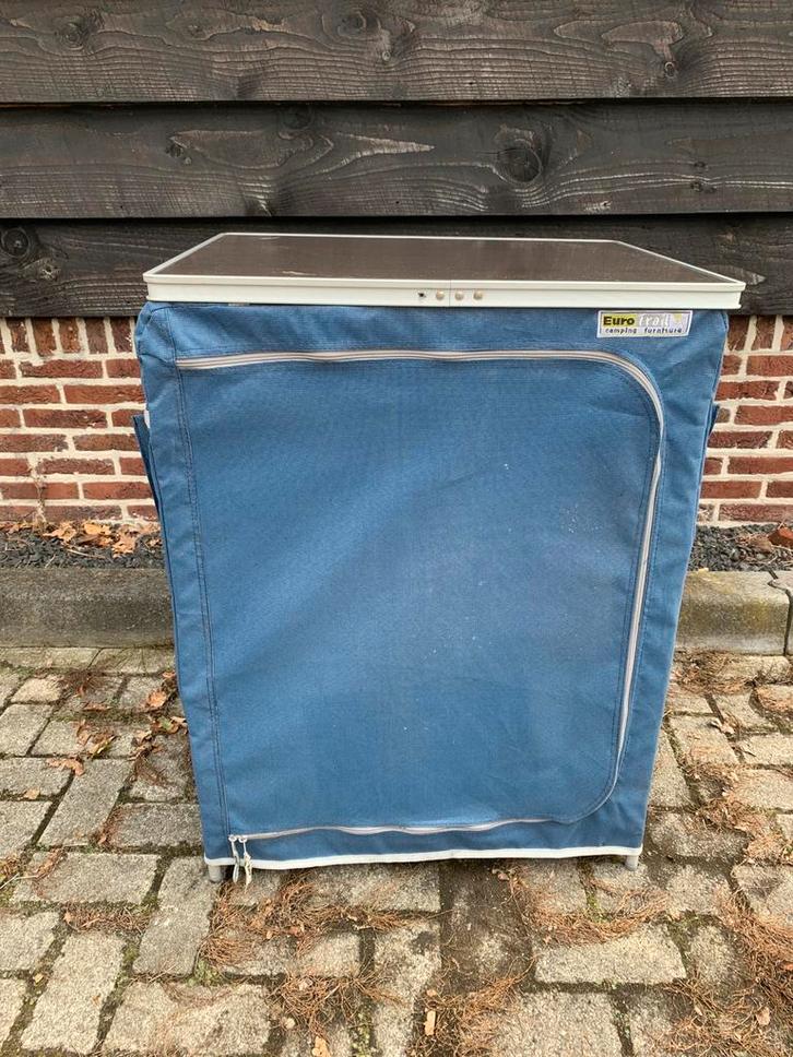 Eurotrail campingkast met handige indeling, Caravans en Kamperen, Kampeermeubelen, Zo goed als nieuw, Campingkast, Ophalen