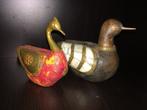 Twee antieke houten eenden met metalen versieringen (Indië), Antiek en Kunst, Curiosa en Brocante, Ophalen of Verzenden