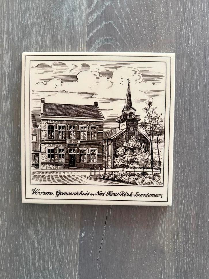 Tegel/ Landsmeer Gemeentehuis en Ned. Herv. Kerk, Antiek en Kunst, Antiek | Wandborden en Tegels, Ophalen of Verzenden