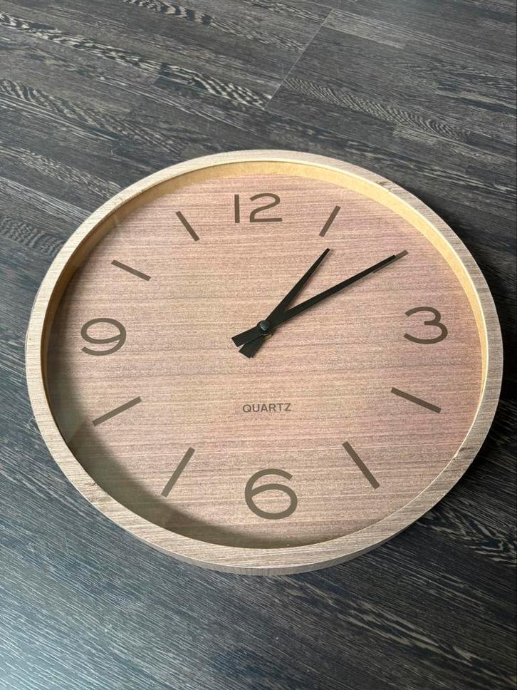 Leuke ronde klok met houten look, Huis en Inrichting, Woonaccessoires | Klokken, Zo goed als nieuw, Wandklok, Analoog, Ophalen of Verzenden
