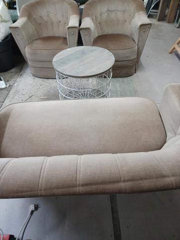 Vintage Zitgroep: Bank, 2 Fauteuils & Tafel beschikbaar voor biedingen