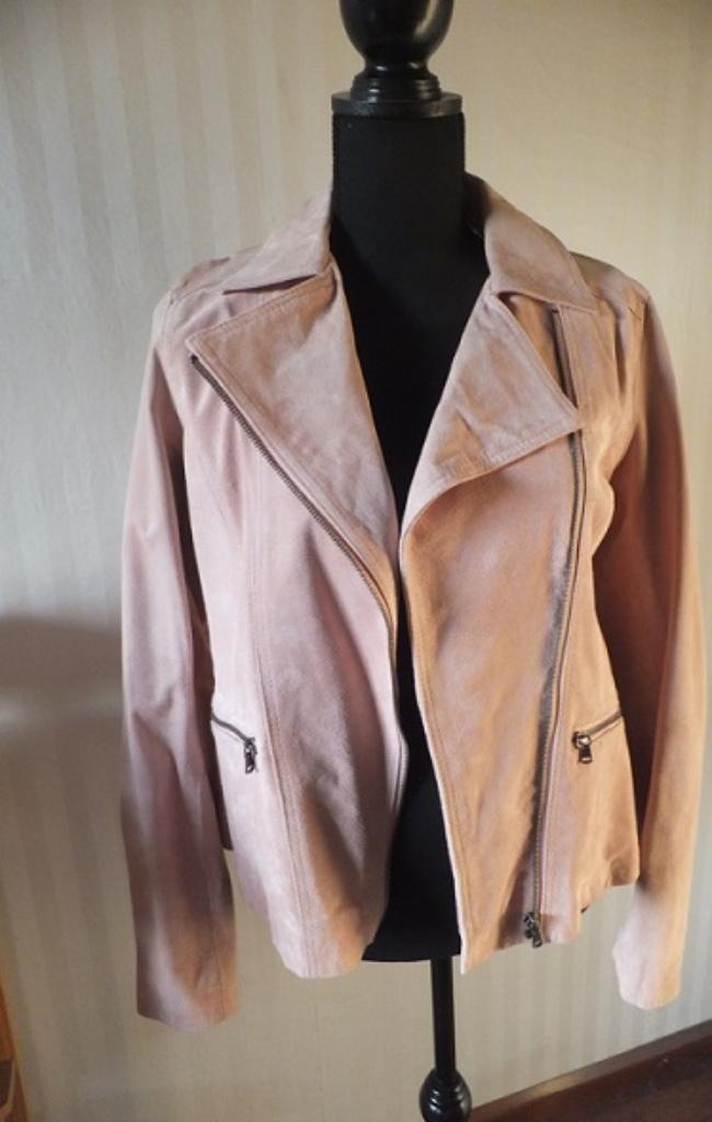 Mooie zacht roze echt suede leren biker jack / jas van V&D., Kleding | Dames, Jassen | Winter, Zo goed als nieuw, Maat 38/40 (M)