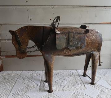 Stoer industrieel paard van ijzer handgemaakt naïeve kunst  beschikbaar voor biedingen