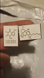Broche met chocolade en THC. Met moleculaire chemische formu, Ophalen of Verzenden, Zo goed als nieuw, Overige materialen