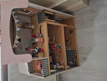 Poppenhuis beschikbaar voor biedingen