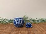 Klein vaasje en bakje met deksel blauw porselein., Antiek en Kunst, Antiek | Porselein, Ophalen of Verzenden