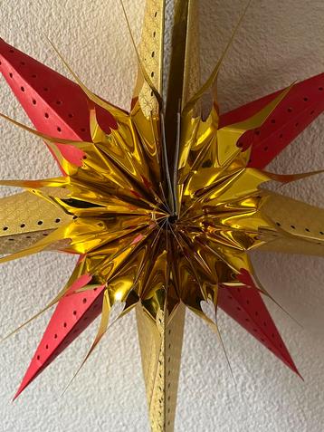 Vintage kerstster van papier rood met goud beschikbaar voor biedingen