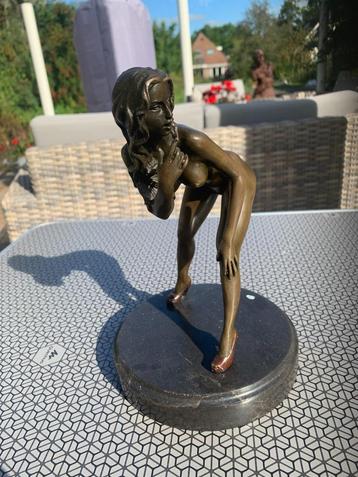 Bronzen sculptuur naakt staande vrouw, signed  Mavchi beschikbaar voor biedingen