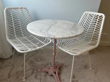Marmeren tafel met roze onderstel + 2 stoelen beschikbaar voor biedingen