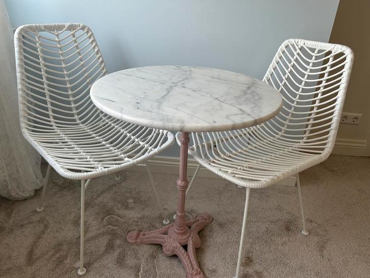 Marmeren tafel met roze onderstel + 2 stoelen, Antiek en Kunst, Antiek | Meubels | Tafels, Ophalen