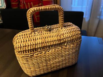 Gevlochten make-up mandje beschikbaar voor biedingen