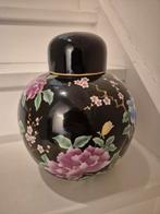 Een grote gemberpot met bloemen en dierenprint, Ophalen