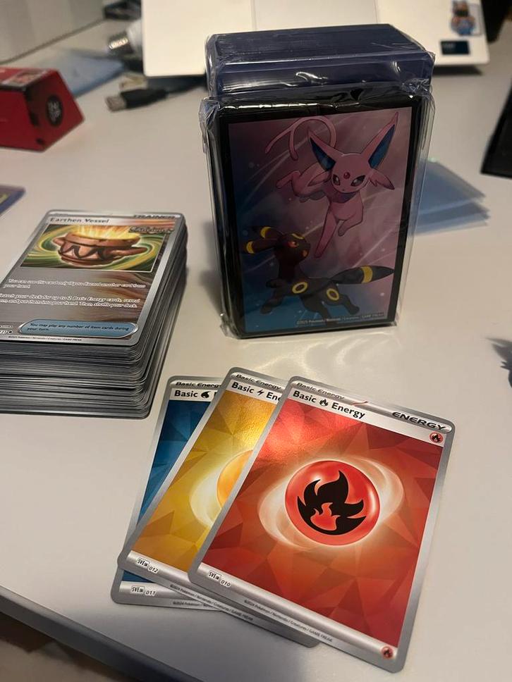 Moet weg 20 euro! Prismatic cards, figuur, pins +  2 acryls, Hobby en Vrije tijd, Verzamelkaartspellen | Pokémon, Zo goed als nieuw
