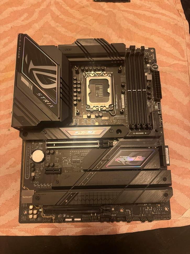 ASUS ROG Strix Z790-F Gaming WiFi II Moederbord, Computers en Software, Moederborden, Zo goed als nieuw, Intel, DDR5, Ophalen of Verzenden