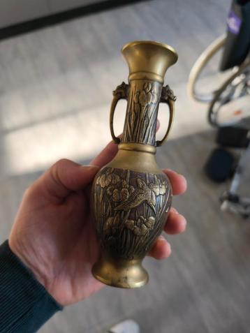 Antiek Japans bronzen vaasje beschikbaar voor biedingen