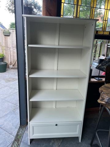 Witte boekenkast IKEA 