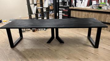 Grote eettafel zwart stevig beschikbaar voor biedingen