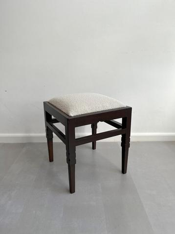 Vintage houten kruk/poef, donker hout, beige boucle beschikbaar voor biedingen