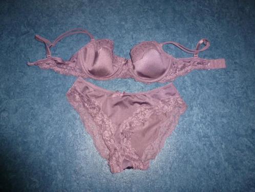 HAAST NIEUW 1 paars setje lingerie slip M met BH maat 75B, Kleding | Dames, Ondergoed en Lingerie, Setje, Paars, Ophalen of Verzenden