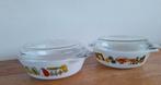 2 pyrex schalen met deksel, harvest en fiesta, Ophalen of Verzenden, Huis en Inrichting