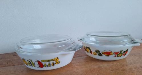 2 pyrex schalen met deksel, harvest en fiesta, Verzamelen, Retro, Huis en Inrichting, Ophalen of Verzenden