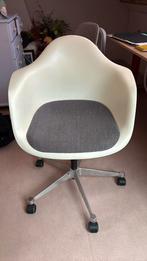 Vitra Eames Armchair PACC, kleur wit met kussen, Ophalen of Verzenden, Zo goed als nieuw, Wit, Bureaustoel